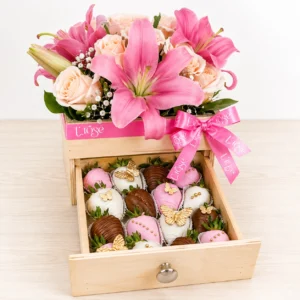 #151 Cajón con arreglo floral y fresas