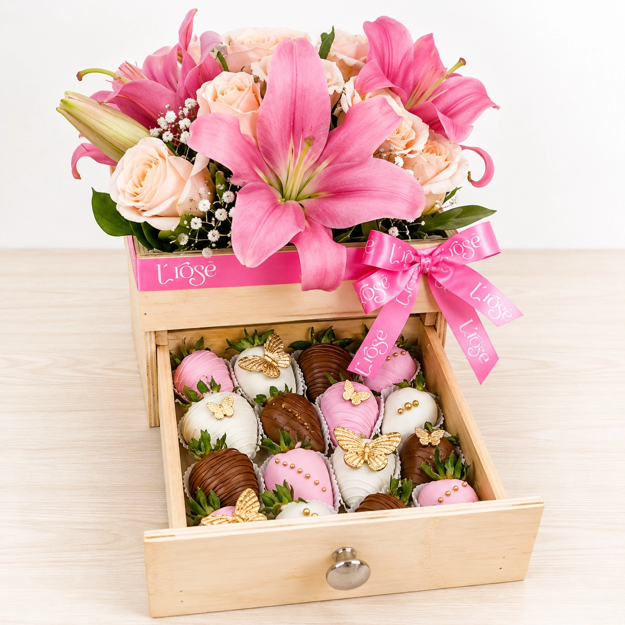 #151 Cajón con arreglo floral y fresas