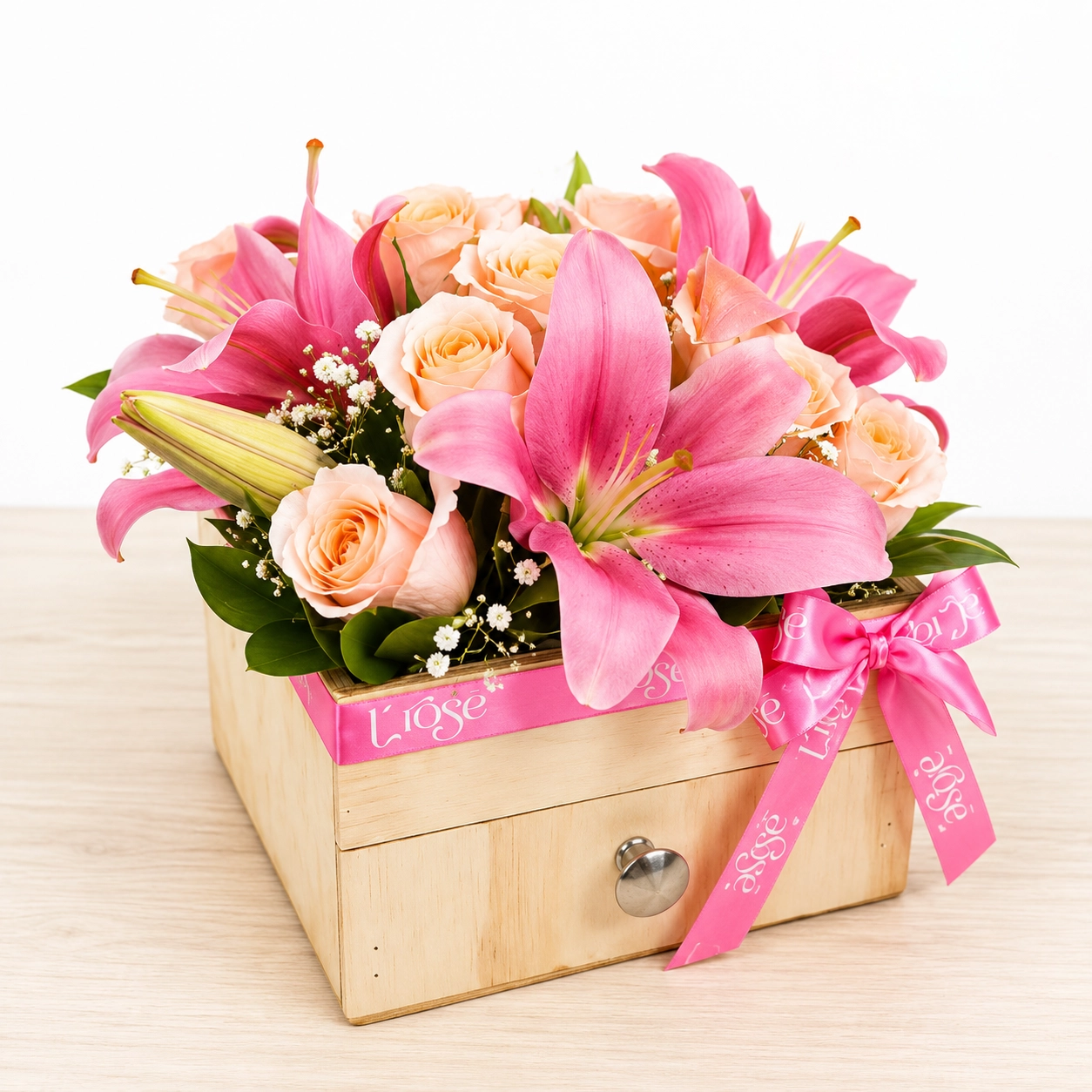 #151 Cajón con arreglo floral y fresas - Imagen 2