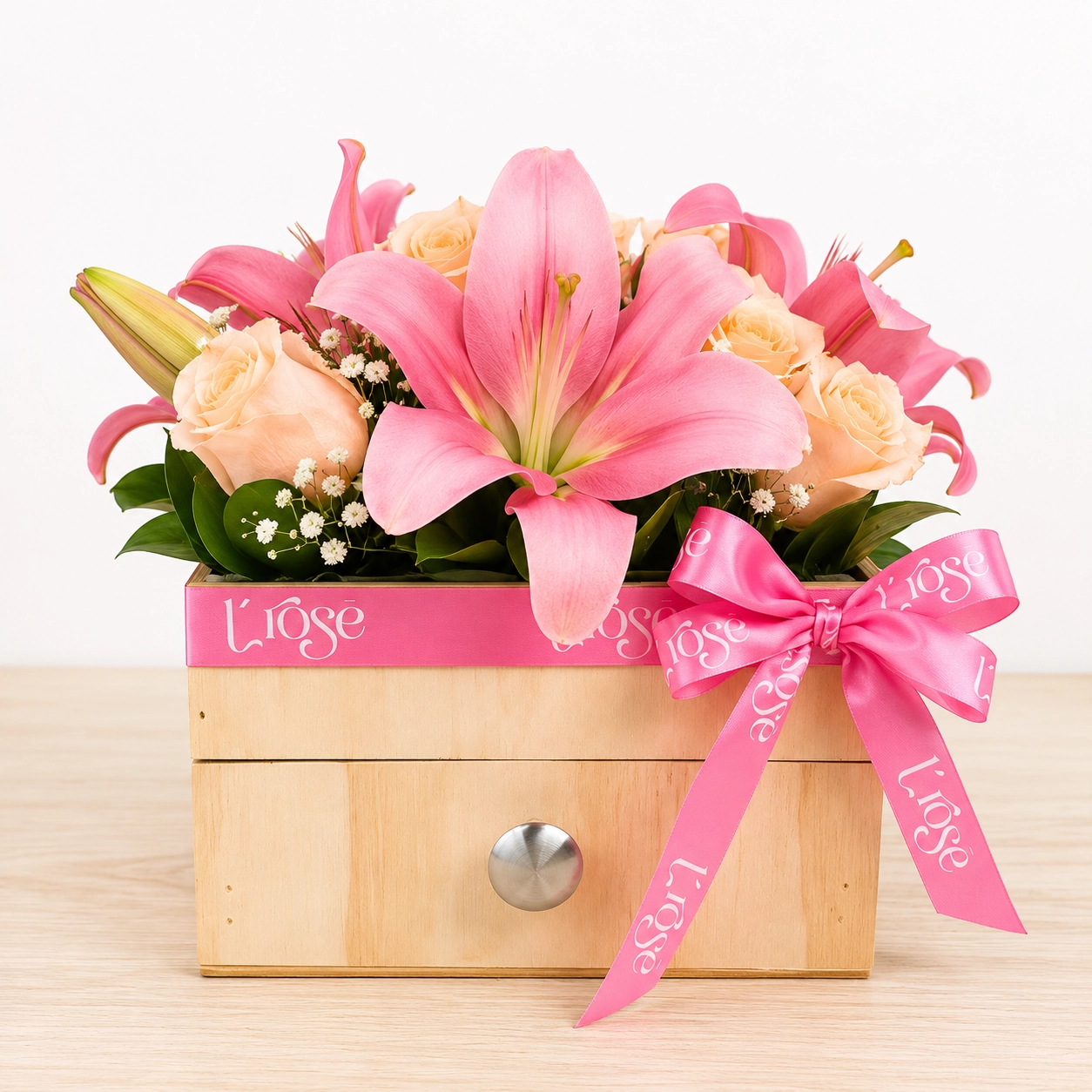 #151 Cajón con arreglo floral y fresas - Imagen 3