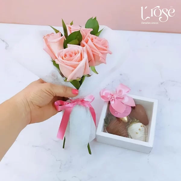 #488 Caja 4 fresas con chocolate y bouquet de 4 rosas - Imagen 2