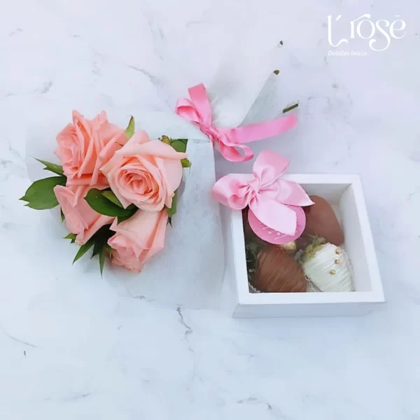 #488 Caja 4 fresas con chocolate y bouquet de 4 rosas - Imagen 4