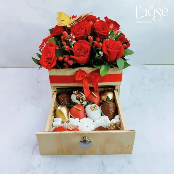 #540 Caja cajon de rosas, fresas y chocolates