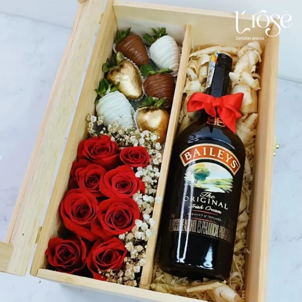 #53 Cajón de madera con rosas, fresas con chocolate y licor - Imagen 2