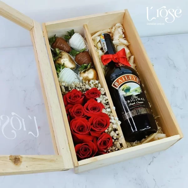 #53 Cajón de madera con rosas, fresas con chocolate y licor