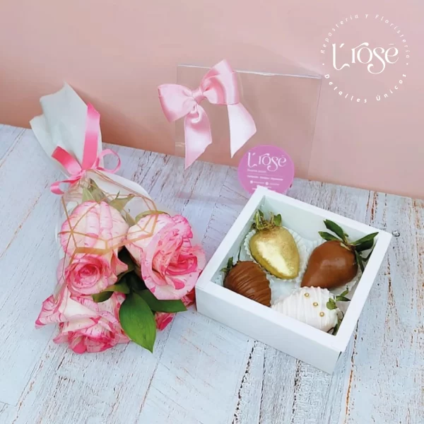 #488 Caja 4 fresas con chocolate y bouquet de 4 rosas