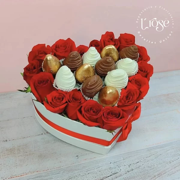 #44 Caja corazón con rosas y fresas bañadas de chocolate - Imagen 2