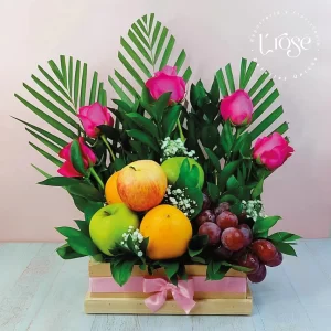 #371 Caja de madera con frutas y rosas