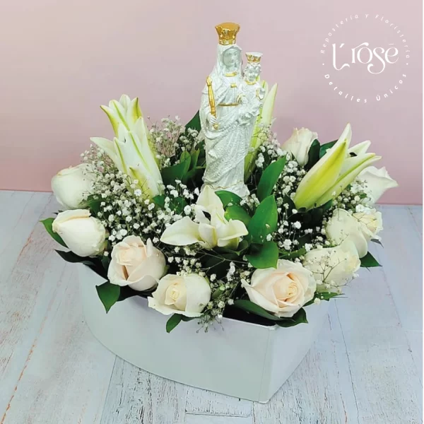 #303 Caja corazón con rosas, lirios y virgen - Imagen 3