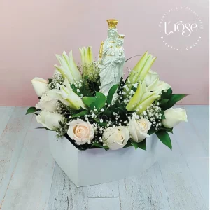 #303 Caja corazón con rosas, lirios y virgen