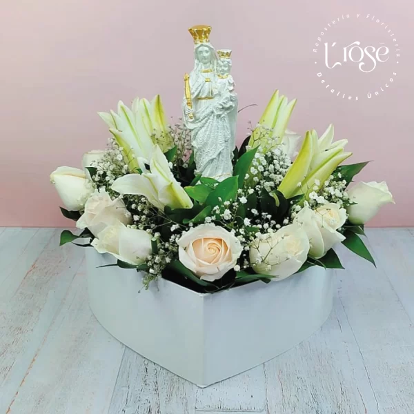 #303 Caja corazón con rosas, lirios y virgen - Imagen 2