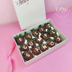 #211 Caja con fresas bañadas en chocolate y mensaje en chocolate