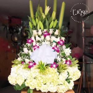 #193 Arreglo de condolencias con rosas blancas, orquídeas y hortensias