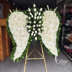 #9 Arreglo floral en forma de alas