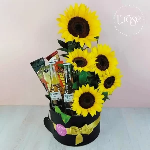 #325 Caja cilindro con girasoles, cervezas, chocolates y manís