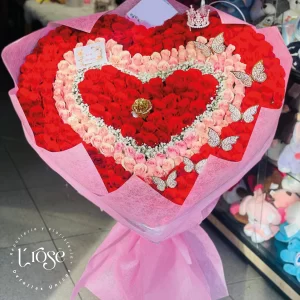 #370 Bouquet de rosas en forma de corazón, rosa sorpresa y mini corona