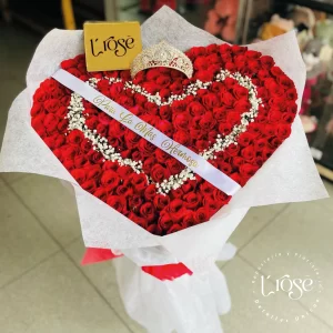 #361 Bouquet en forma de corazón con rosas y corona