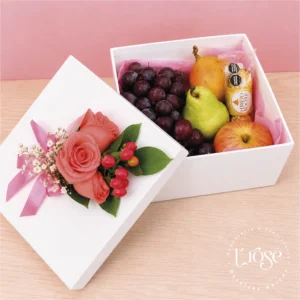 #32 Caja con frutas, chocolate y decoración con rosas y yisophilia