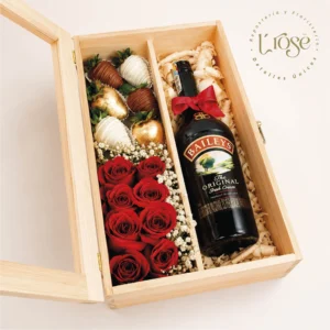 #53 Cajón de madera con rosas, fresas con chocolate y licor