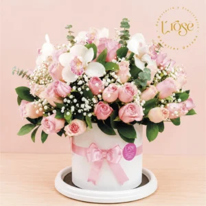#218 Caja cilindro de rosas, orquideas y eucalipto