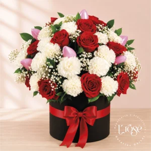 #253 Cilindro con rosas, claveles y fresas con chocolate