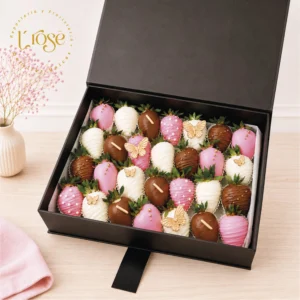 #290 Caja libro con fresas bañadas en chocolate y mensaje personalizado