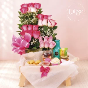 #347 Mesa con desayuno con rosas