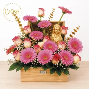 #356 Caja baul con gerbera, rosas, eucalipto y virgen