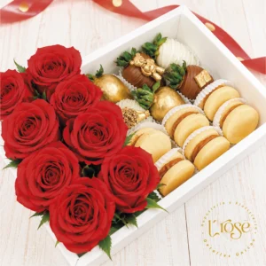 #197 Caja con rosas, alfajores y fresas con chocolate