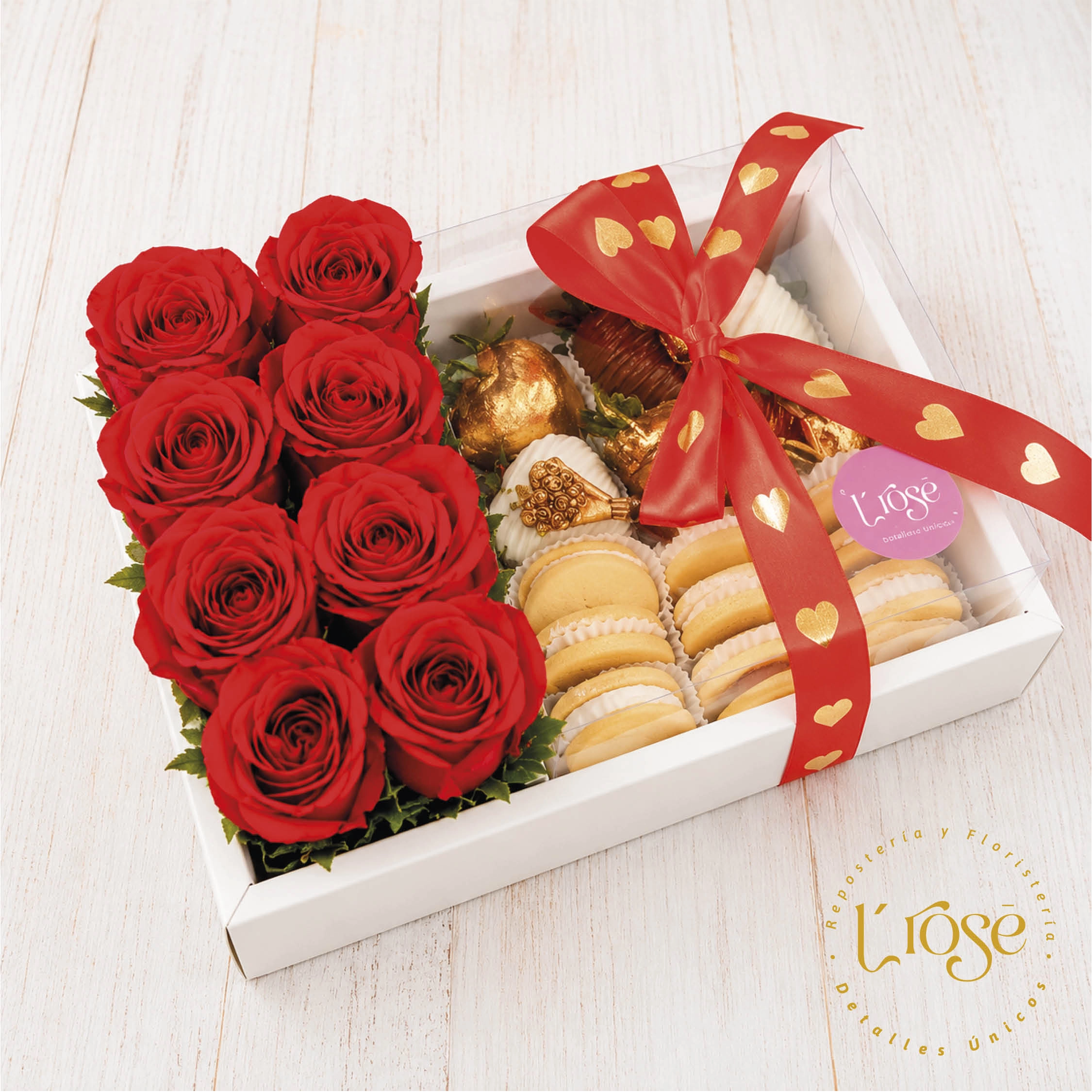 #197 Caja con rosas, alfajores y fresas con chocolate - Imagen 3