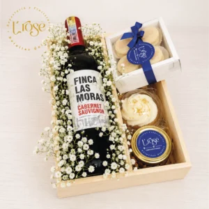 #445 Caja con licor, flores y variedad de productos