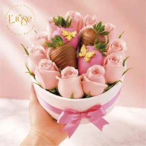 #432 Caja cilindro con rosas y fresas con chocolate