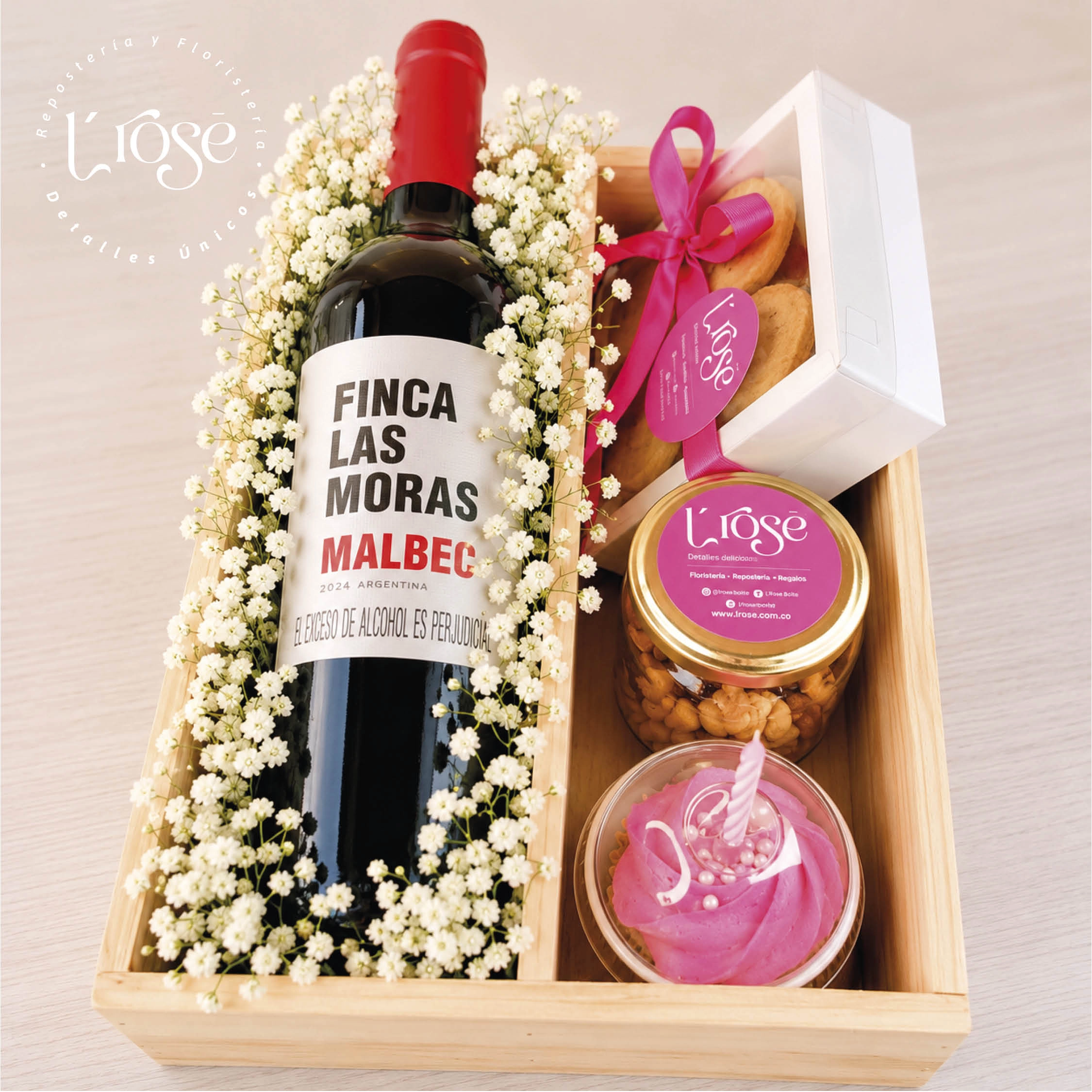 #445 Caja con licor, flores y variedad de productos - Imagen 3