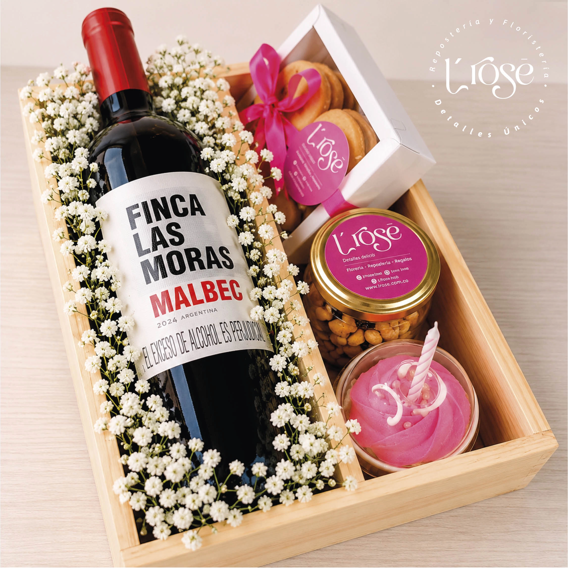 #445 Caja con licor, flores y variedad de productos - Imagen 2
