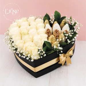 #446 Caja corazon con rosas y fresas con chocolate