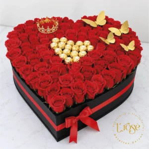 #512 caja corazón con rosas, chocolates, mini corona y mariposas