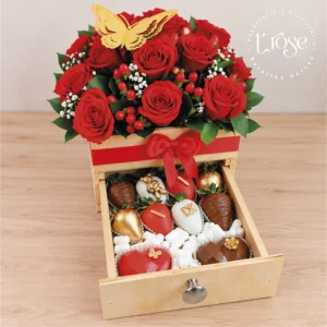 #540 Caja cajon de rosas, fresas y chocolates