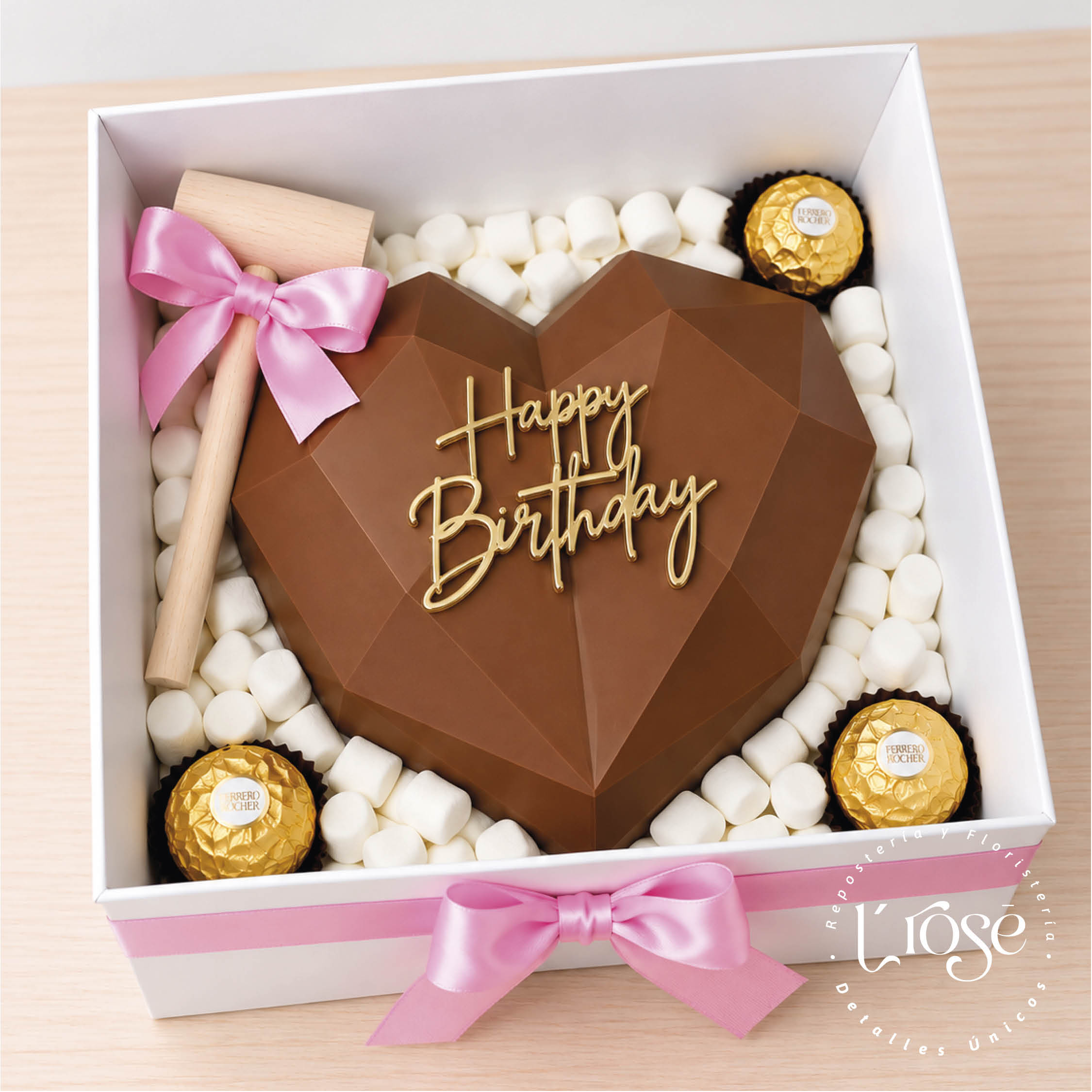 #473 Caja con corazón de chocolate relleno de alfajores, mini masmelos y chocolates