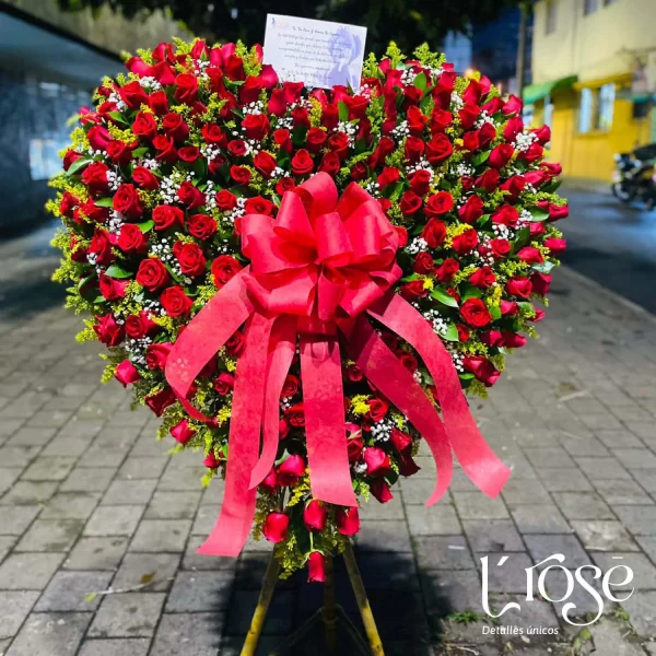 #318 Arreglo grande en forma de corazón con rosas