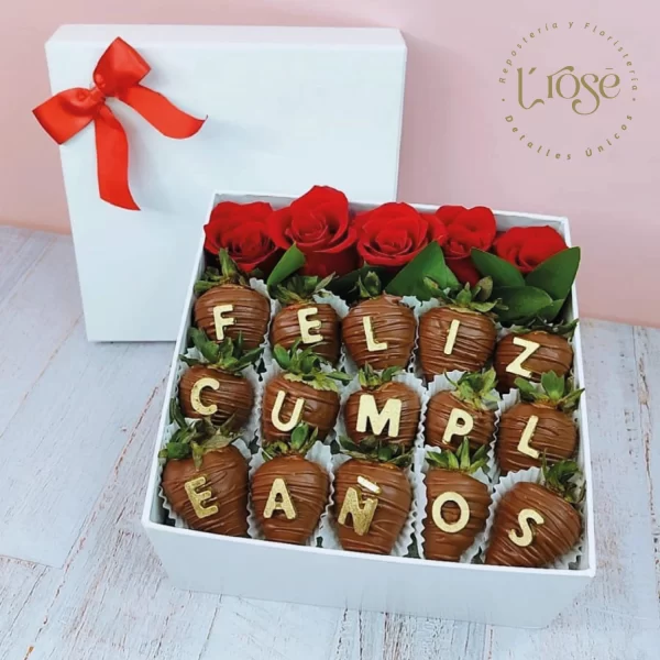 #177 Caja con rosas y fresas con chocolate