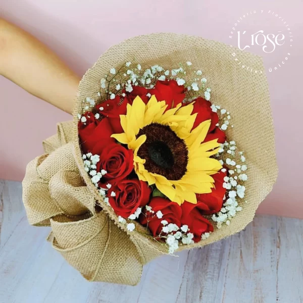 #260 bouquet con rosas y girasol