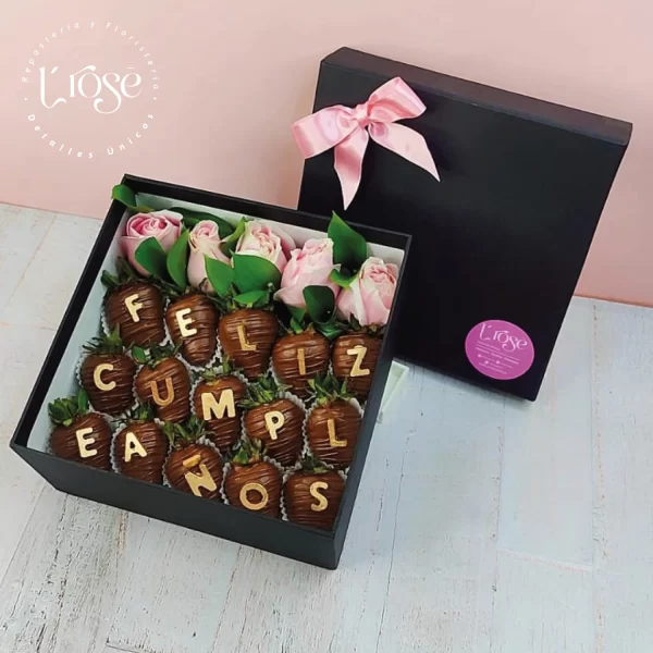 #177 Caja con rosas y fresas con chocolate - Imagen 2