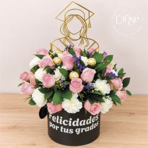 #547 Caja cilindro con flores, chocolates y topper de grados