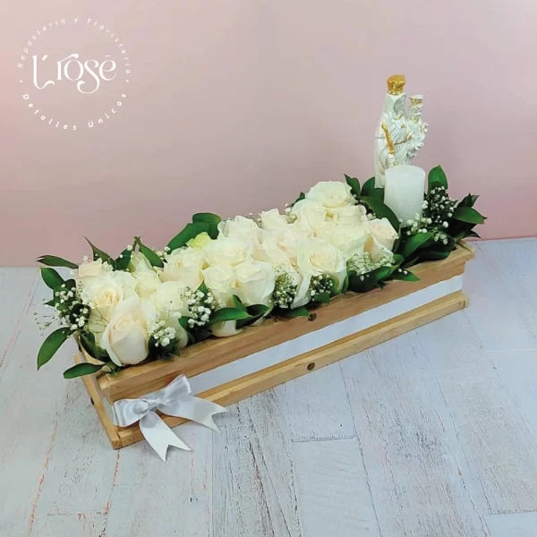 #140 Arreglo de condolencia en Jardinera con rosas, virgen y veladora - Imagen 3