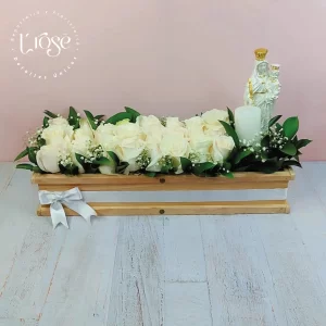 #140 Arreglo de condolencia en Jardinera con rosas, virgen y veladora