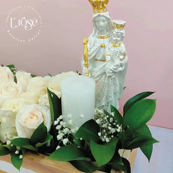 #140 Arreglo de condolencia en Jardinera con rosas, virgen y veladora - Imagen 2