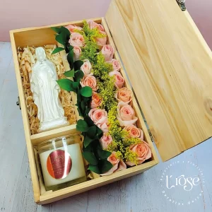 #112 Caja con rosas, virgen y vela
