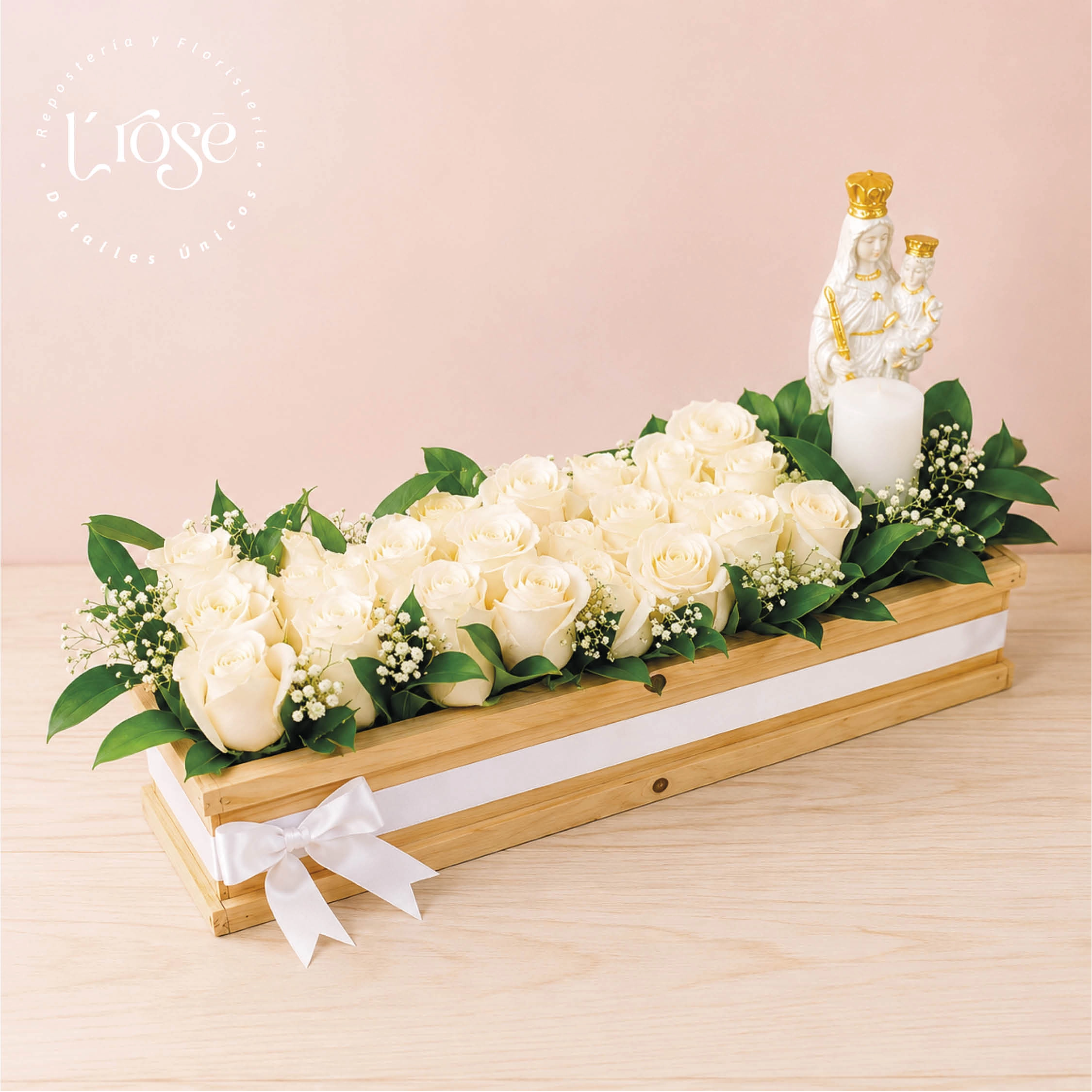 #140 Arreglo de condolencia en Jardinera con rosas, virgen y veladora - Imagen 2