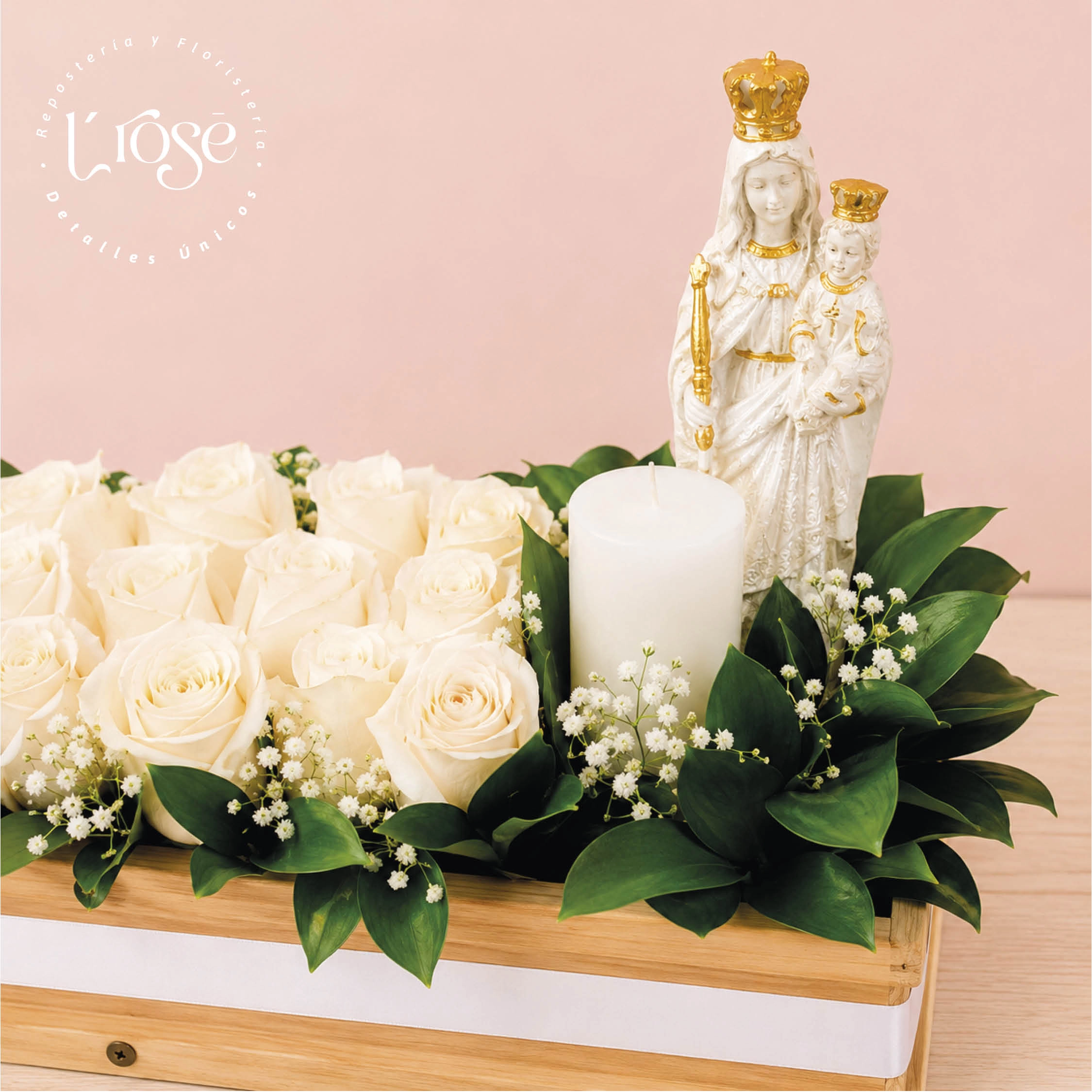#140 Arreglo de condolencia en Jardinera con rosas, virgen y veladora - Imagen 3