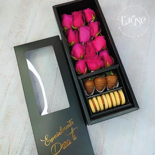 #267 Caja con rosas, alfajores y fresas con chocolate - Imagen 3